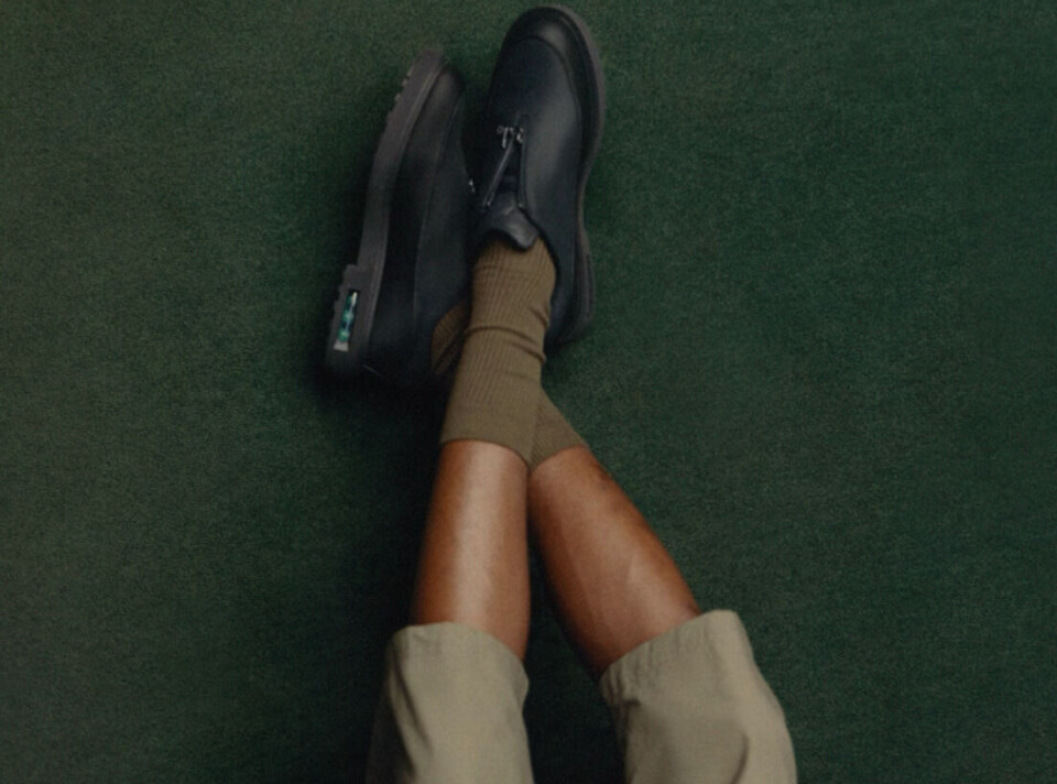 Nike et le collectif parisien Air Afrique ont collaboré pour créer la Air Max RK61. Un mannequin allongé au sol dans les chaussures Air Max RK61.