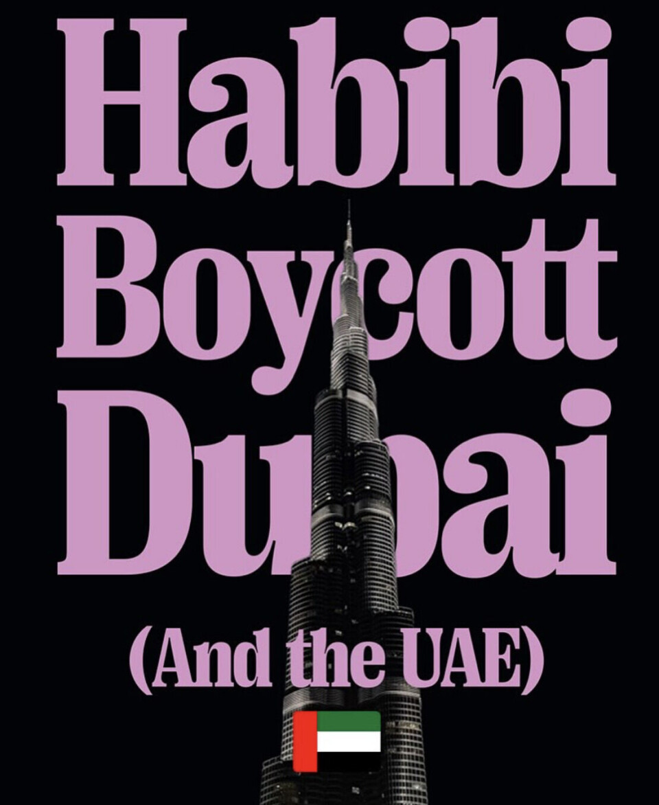 La campagne en cours sur les réseaux sociaux #HabibiBoycottDubai sensibilise au rôle meurtrier des Émirats arabes unis dans le génocide au Soudan. Sur fond noir, un collage de borg el arab à Dubaï et des lettres roses en gras indiquant « Habibi Boycott Dubai (and the UAE) ».