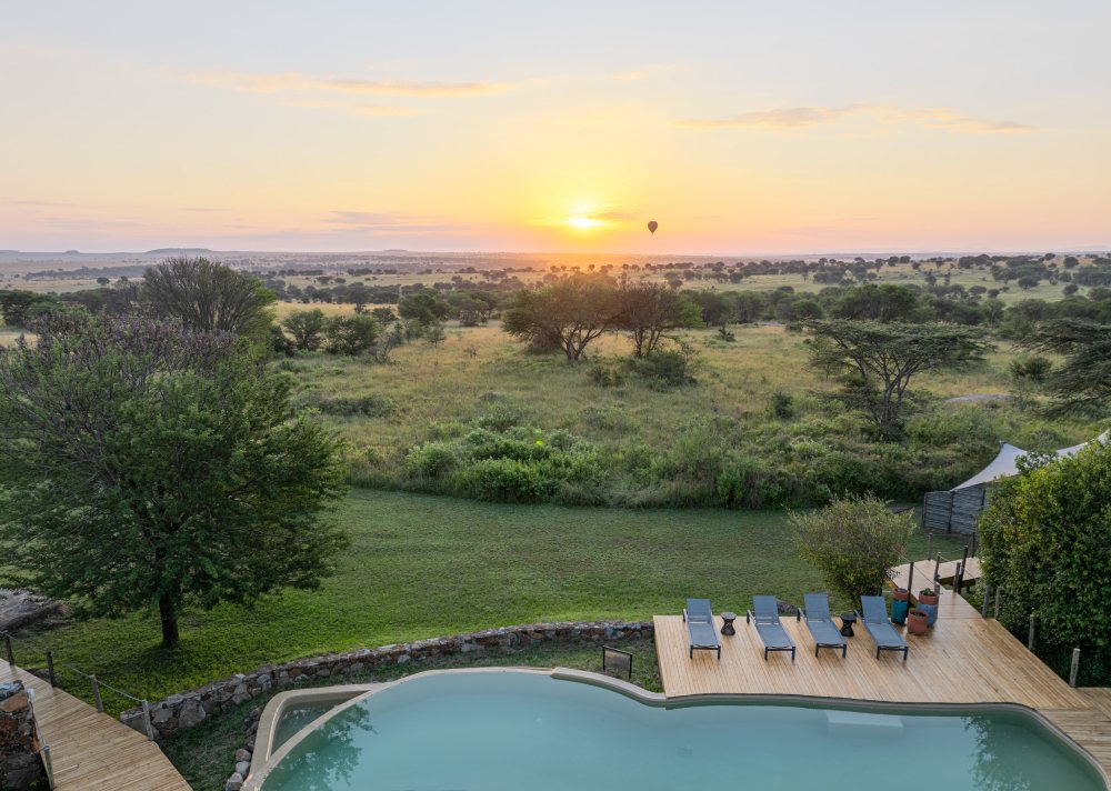 La piscine du Sayari Camp surplombant le Serengeti, en Tanzanie.