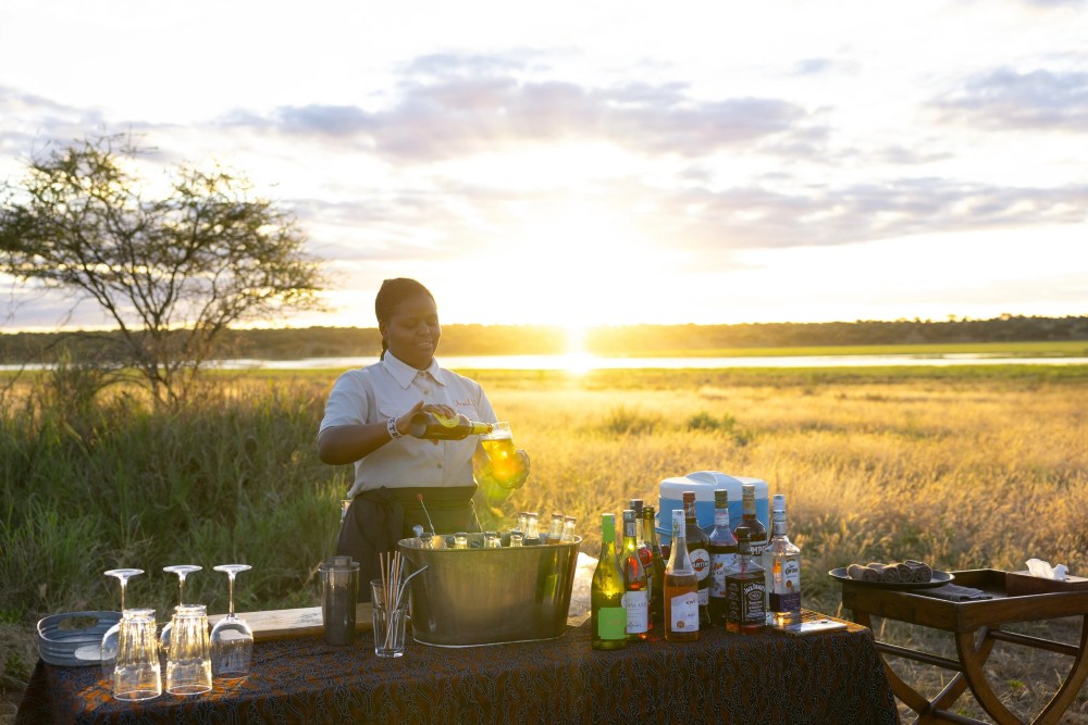 Une table de boissons surplombant le marais de Silale dans le parc national de Tarangire, en Tanzanie.