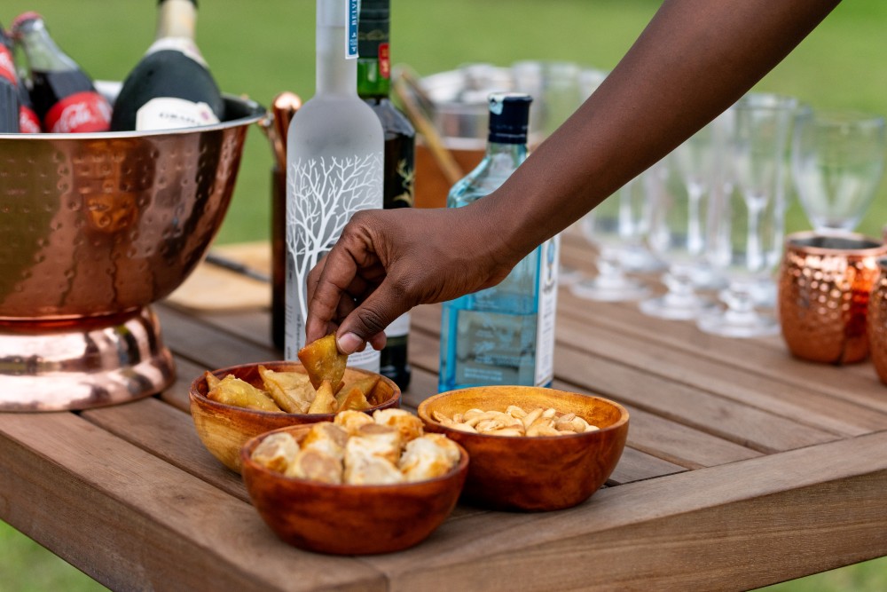 Des collations sont servies aux côtés des apéritifs, parc national du Serengeti, Tanzanie.