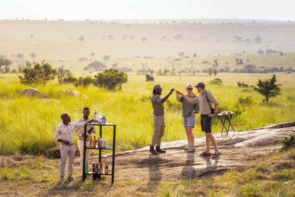 Les clients profitent d'un apéritif dans le parc national du Serengeti, en Tanzanie.