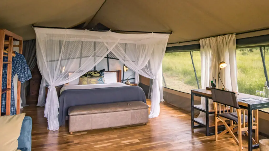 Vue intérieure de la tente des invités au camp Dunia