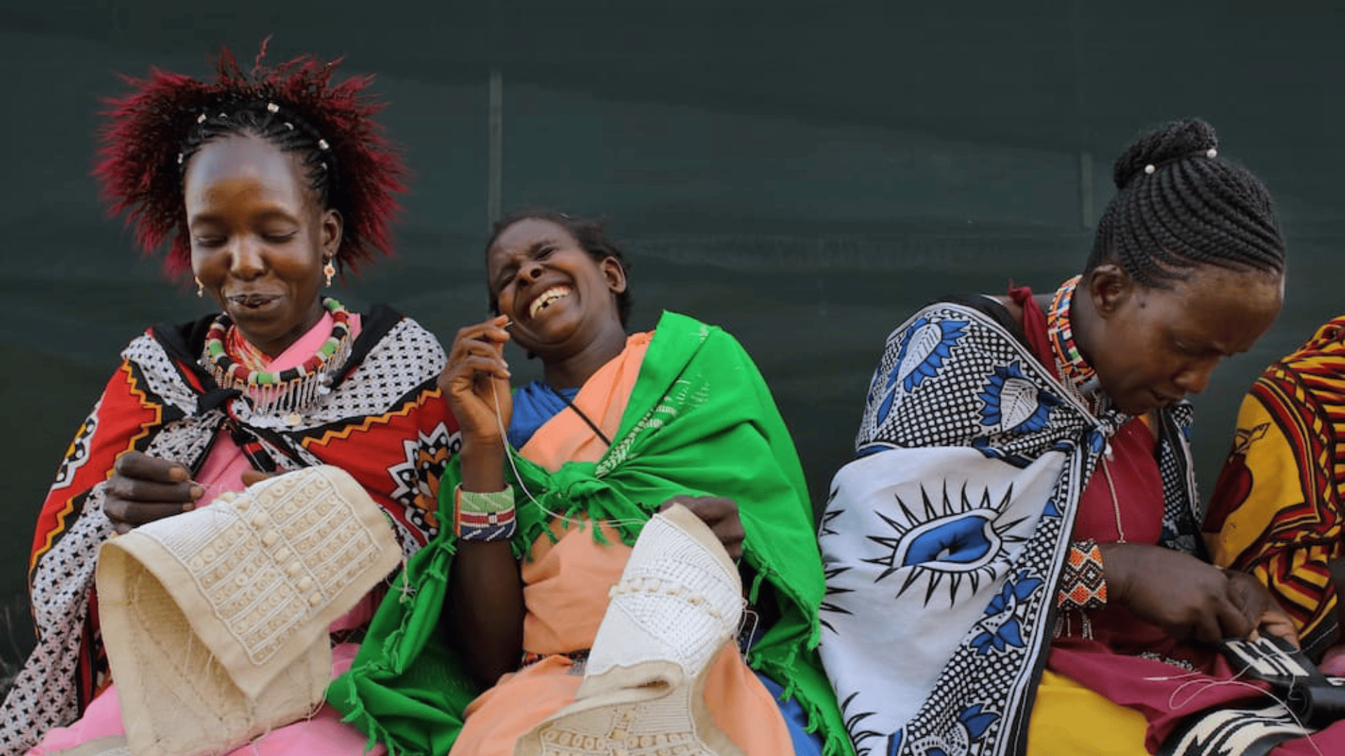 Les femmes masaï cousant des perles riaient ensemble, Afrique de l'Est, le maa trust