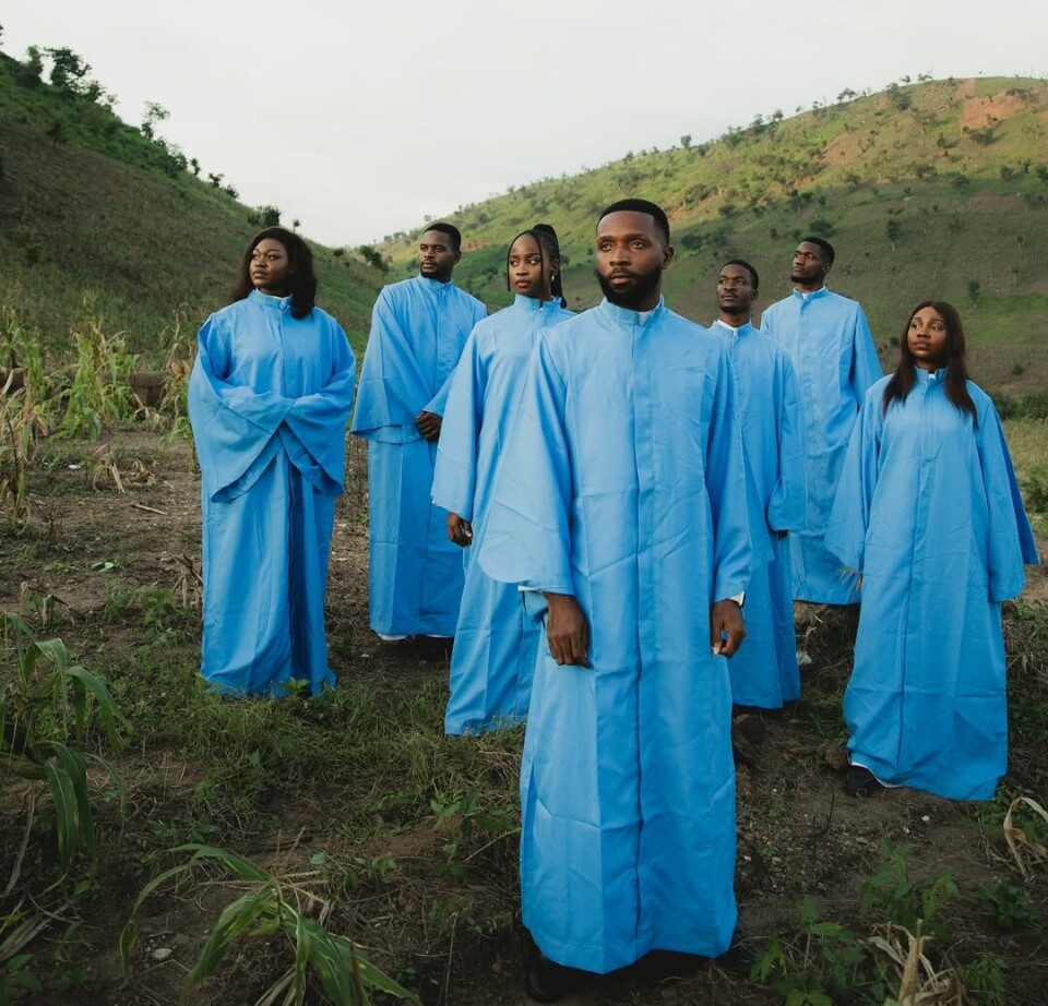 Chœur Oriental Kabusa représenté en robe de chœur bleue.
