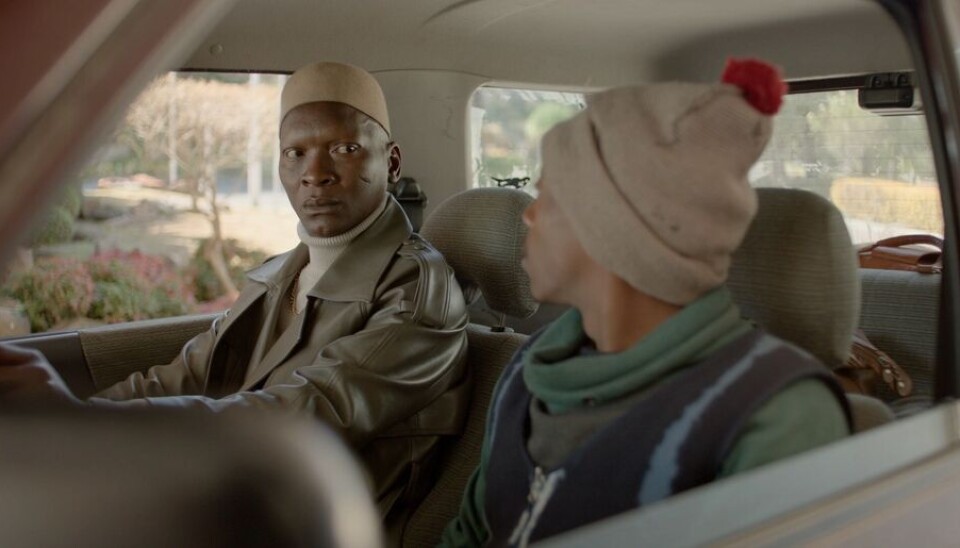 Une image promotionnelle du film Kabelo mettant en vedette Master, joué par Warren Masemola.