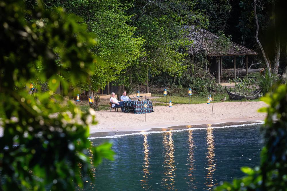 Dîner sur la plage privée, Rubondo Island Camp, Tanzanie.