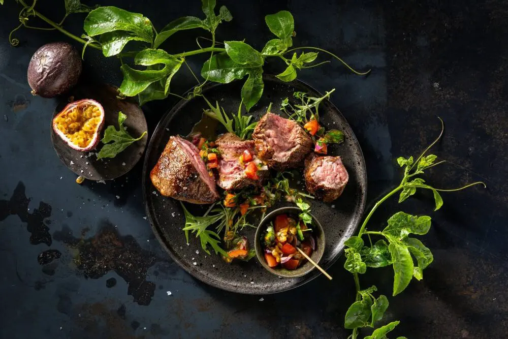 Filet de bœuf au chimichurri aux fruits de la passion, Jabali Ridge, parc national de Ruaha, Tanzanie.
