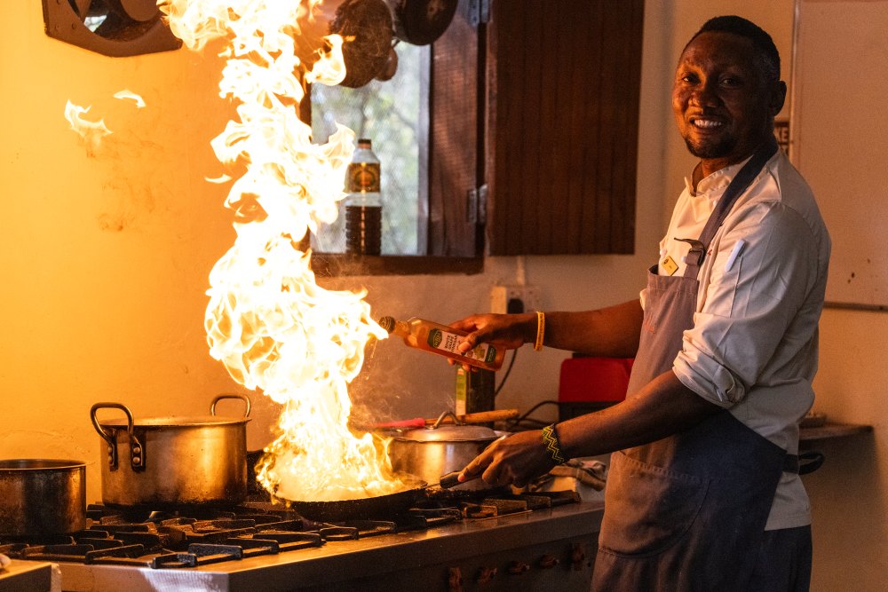Cuisiner avec le feu dans la cuisine de Rubondo, parc national de Rubondo Island, Tanzanie.