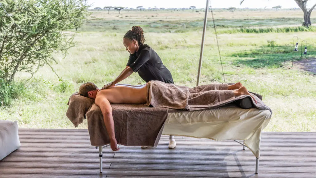 Parc national du Serengeti, massage privé sur la terrasse de la chambre