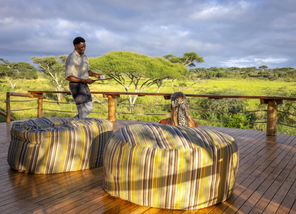 Une jeune femme prend un café sur la terrasse