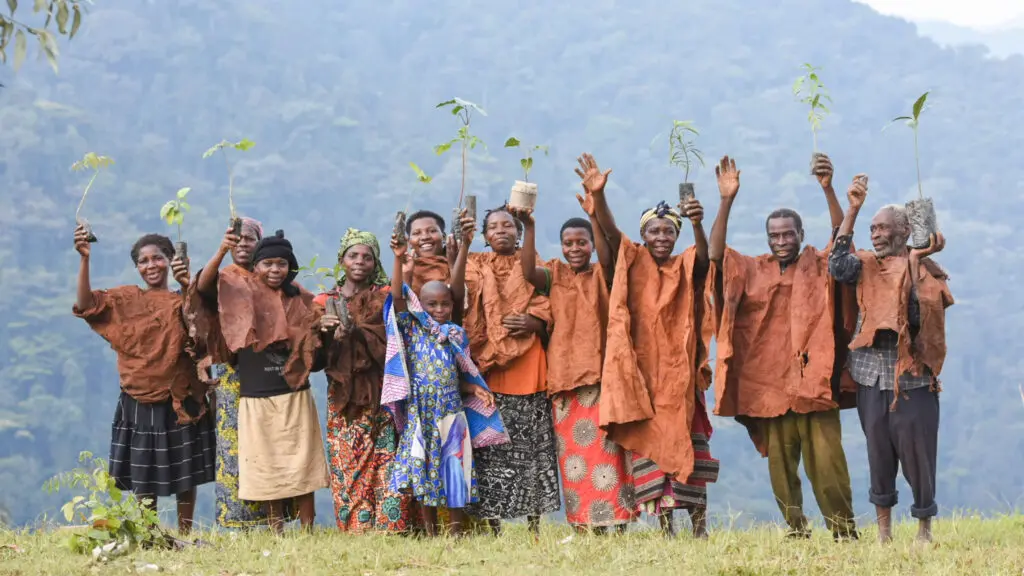 Groupe de batwa souriant et saluant, Bbwindi, Ouganda