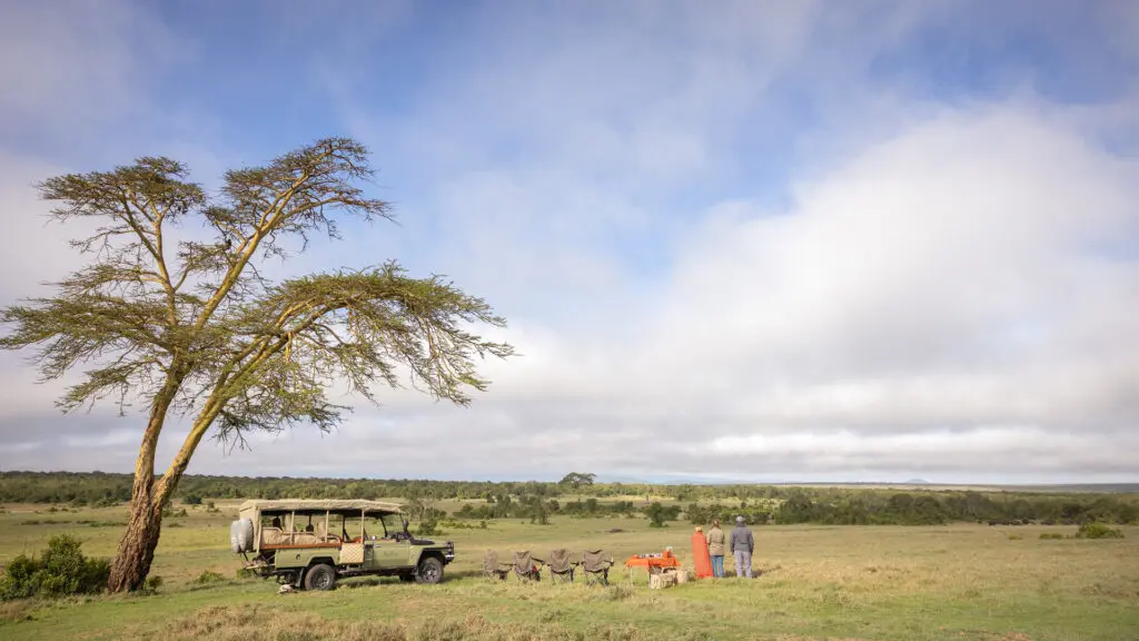une famille prenant un petit-déjeuner dans la brousse dans la conservation d'Ol Pejeta, au Kenya, avec Asilia Africa
