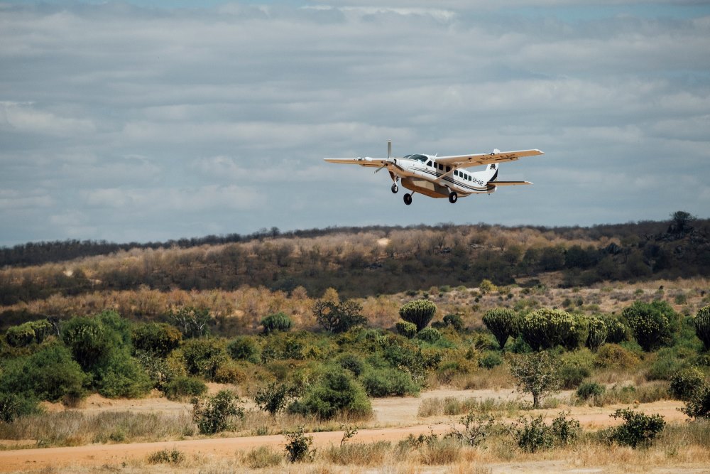 avion décollant pour un safari en Afrique de l'Est