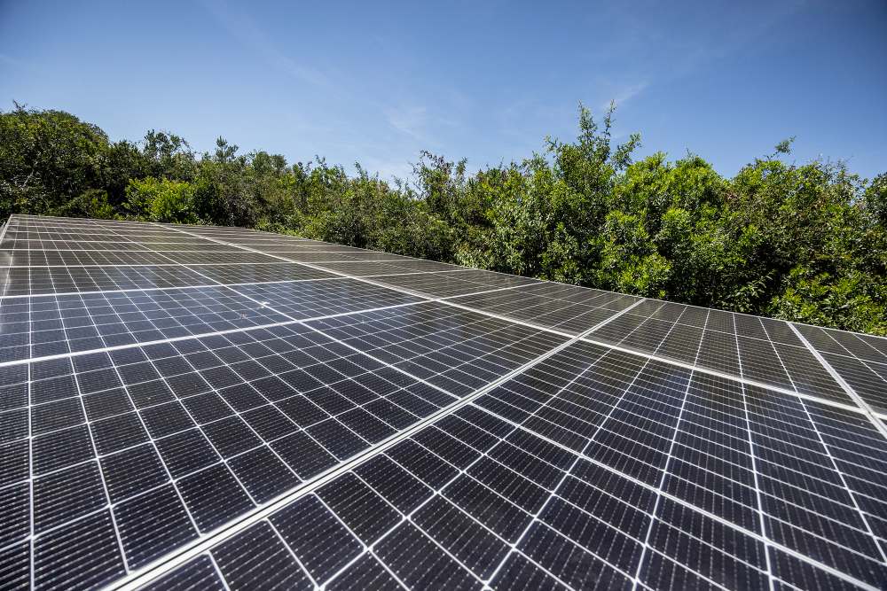 Une banque de panneaux solaires produisant de l’électricité pour un camp, au Kenya.