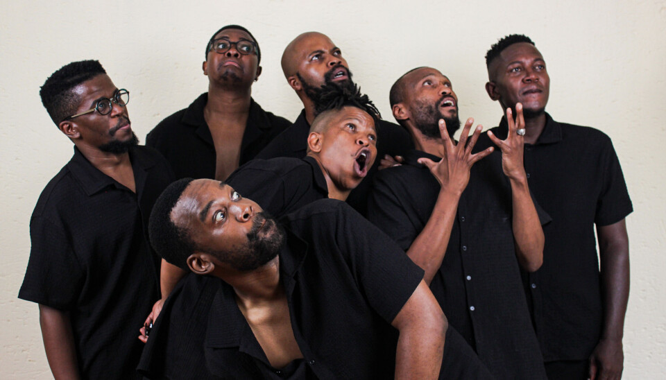 Les membres de The Brother Moves On posent devant la caméra.