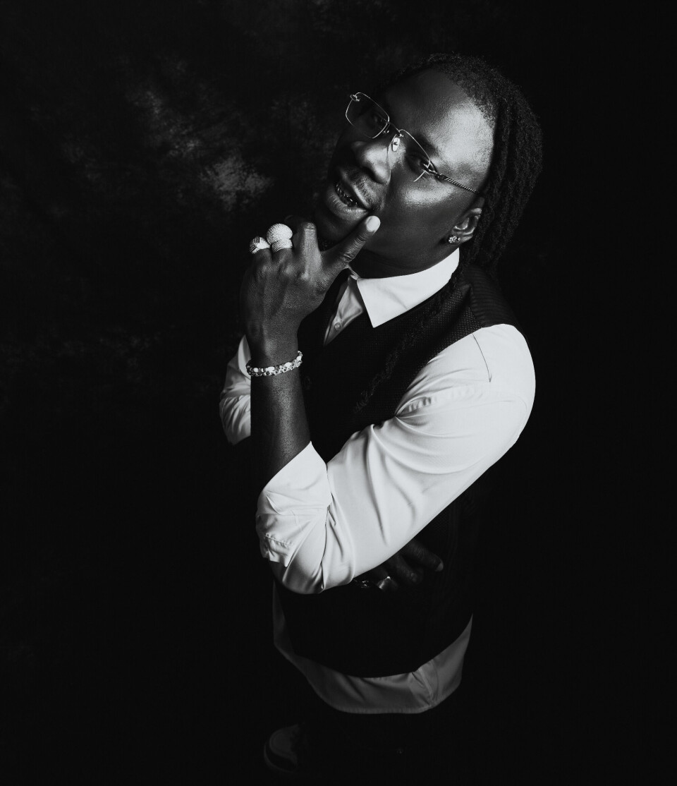 Une photo en noir et blanc du chanteur Stonebwoy.