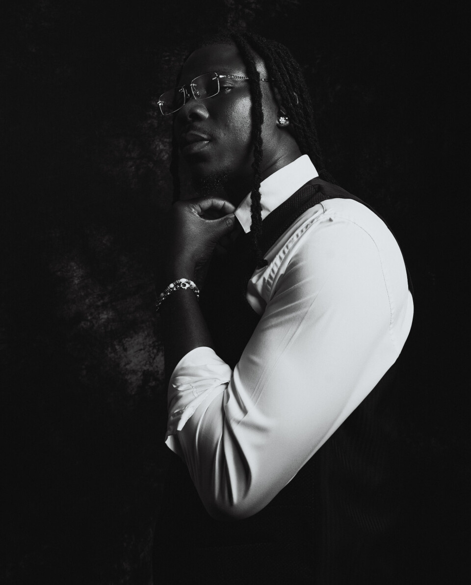 Une photo en noir et blanc du chanteur Stonebwoy.