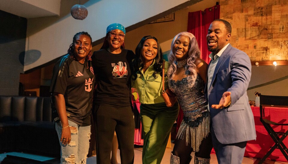 De gauche à droite : Uyoyou Adia, Judith Audu, Omowunmi Dada, Osas Okonyon et Joseph « Jay On Air » Onaolapo posent pour une photo sur le tournage de « EVI ».