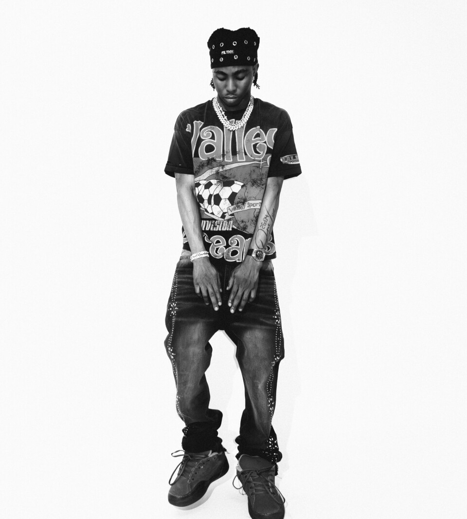 Une photo de la chanteuse FOLA posant derrière un fond blanc.