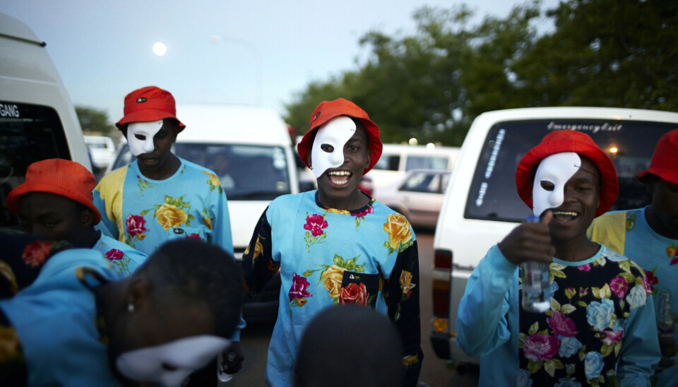 Les jeunes d'Izikhothane dansent et exposent leurs vêtements le 29 septembre 2012 au parc Thokoza, Soweto, Afrique du Sud.