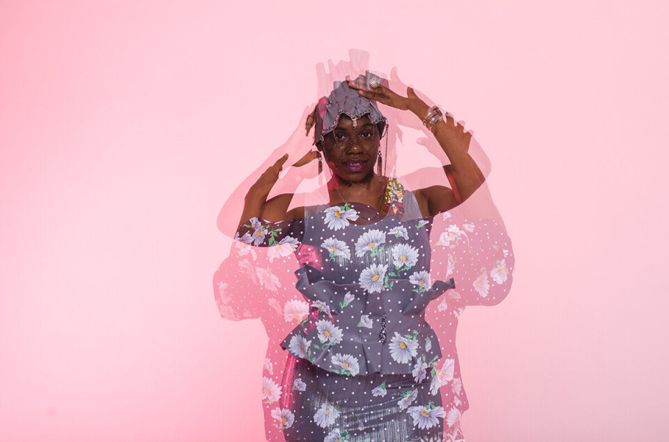 Jackie Quees pose pour la caméra dans une image de presse.