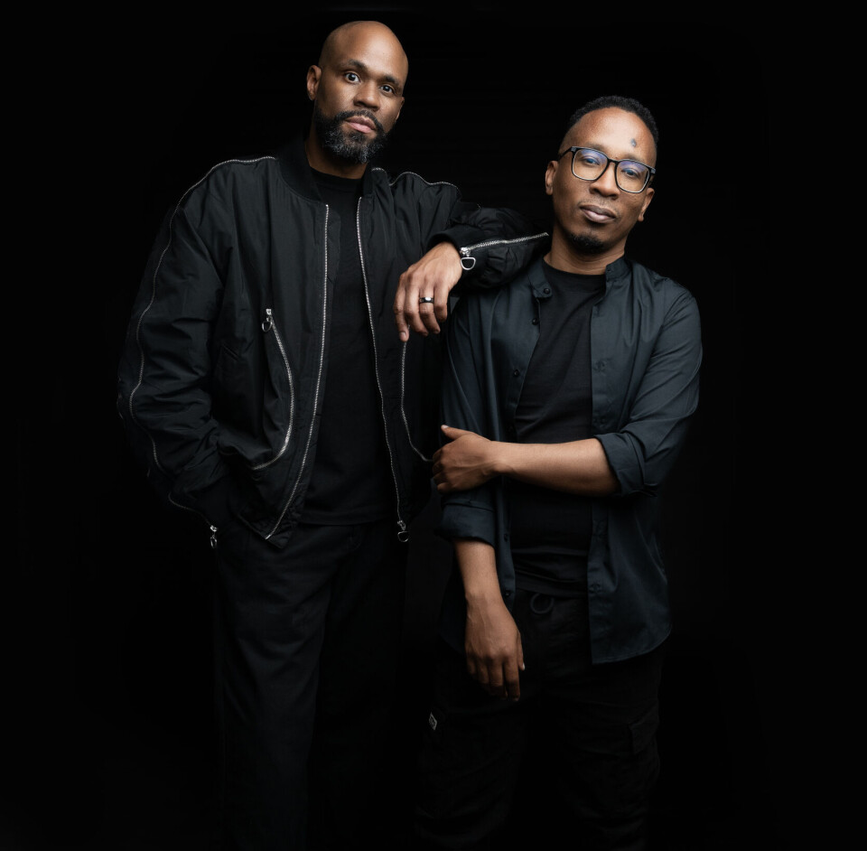 Ryzor et Ziyon de Liquid Deep posent devant la caméra.