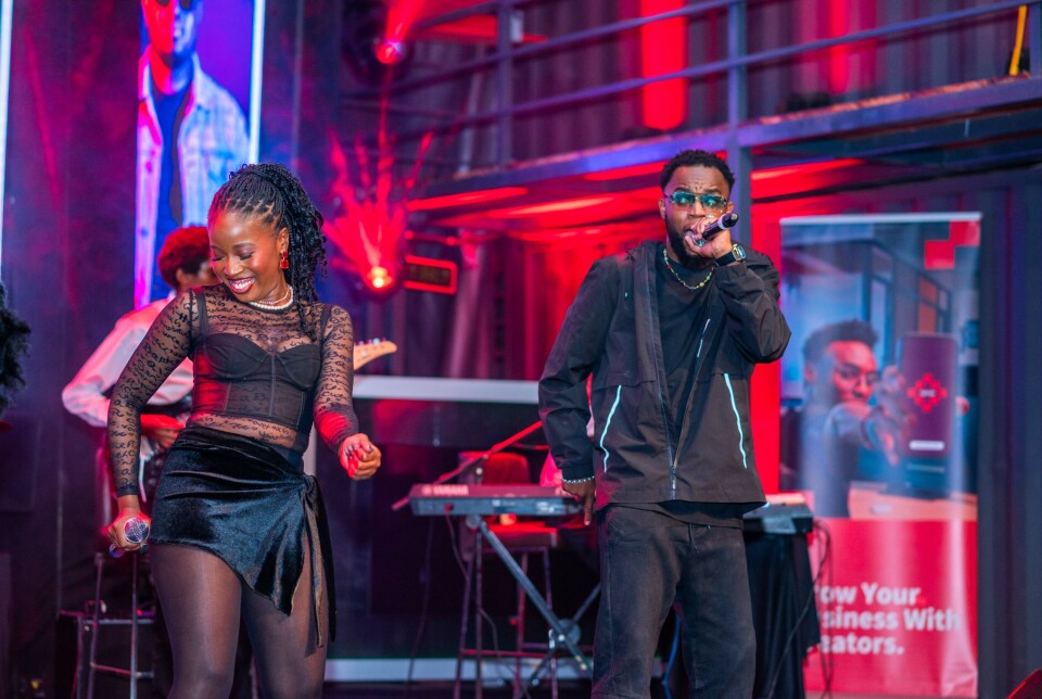 Tilly (à gauche) et Hassano (à droite) se produisent ensemble lors du lancement de l'album.