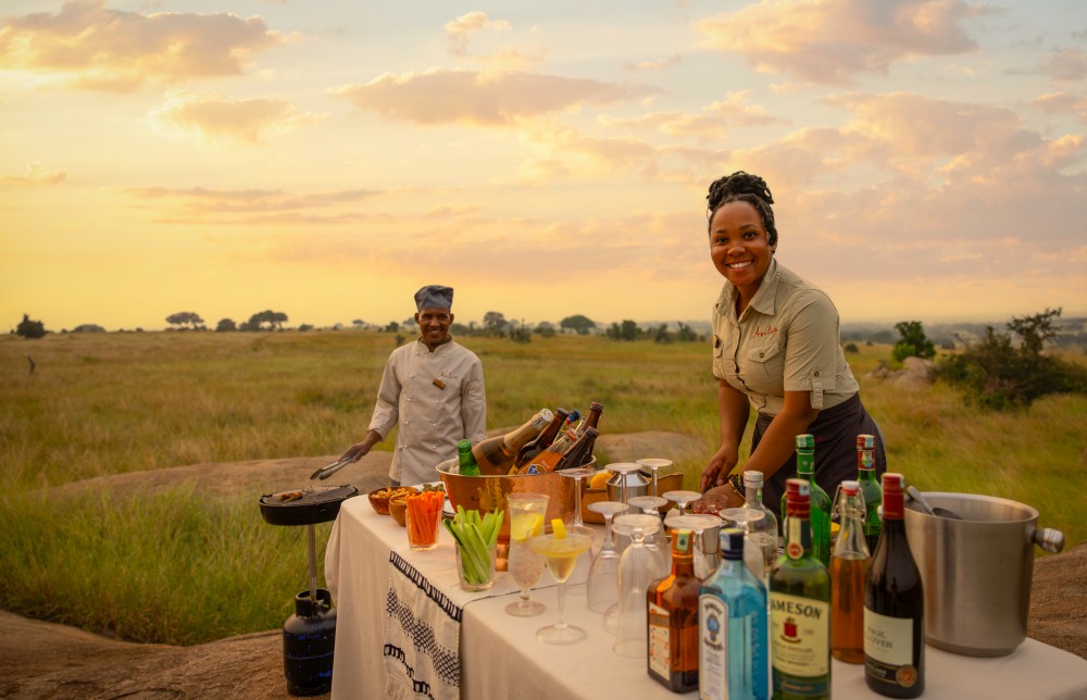 Safari au coucher du soleil installé dans le parc national du Serengeti, en Tanzanie