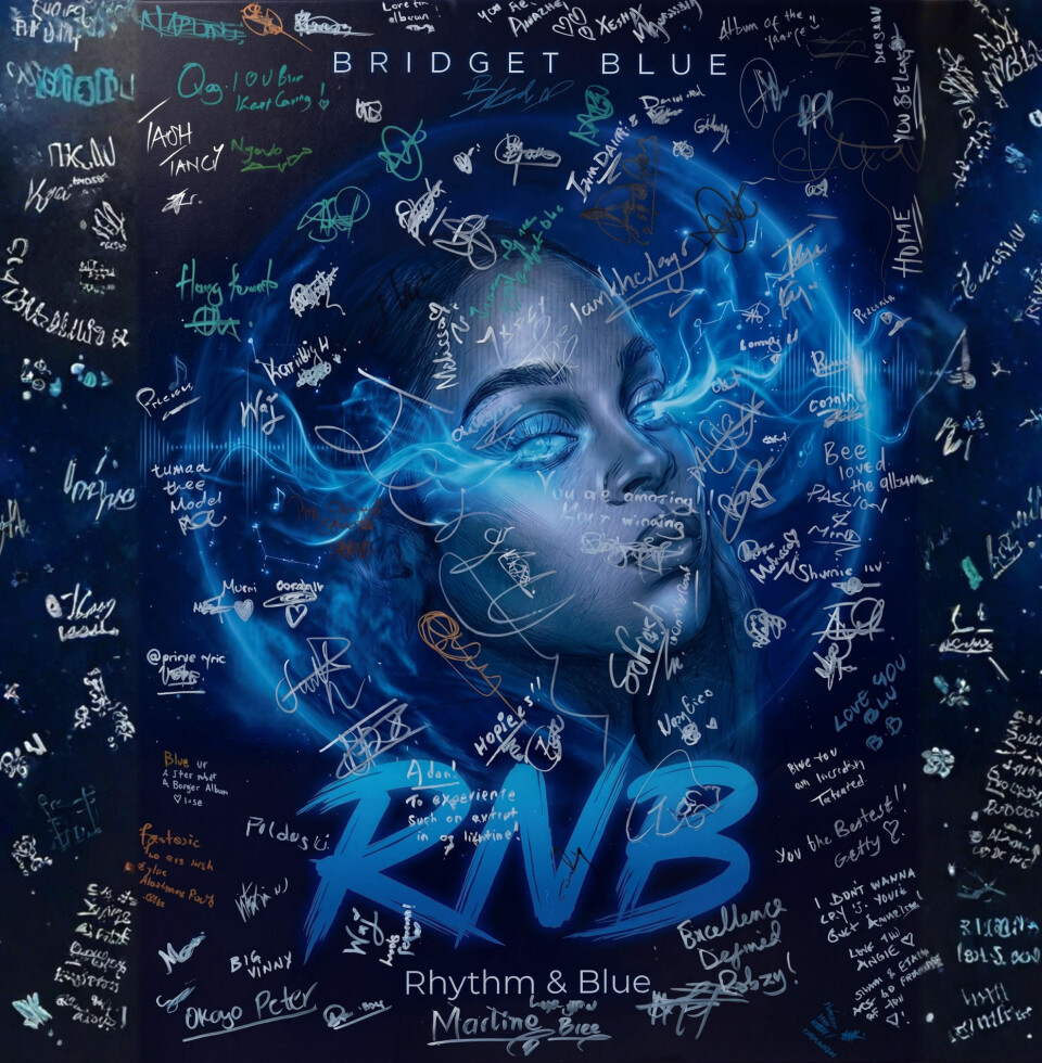 La pochette de l'album « RNB » de Bridget Blue est un portrait bleu stylisé de l'artiste entouré de messages et de signatures manuscrits.
