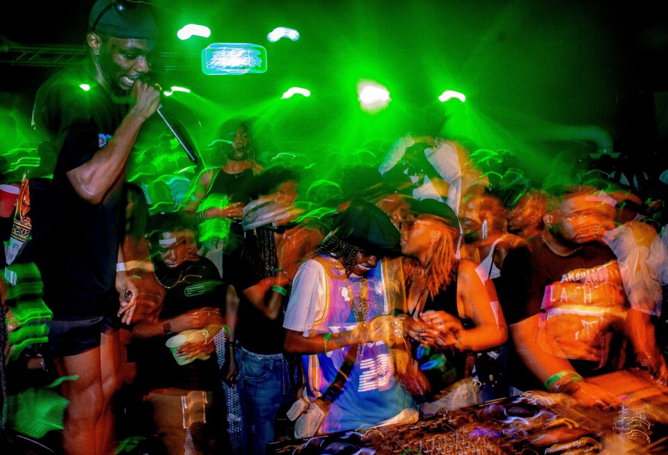 Une image de ravers.