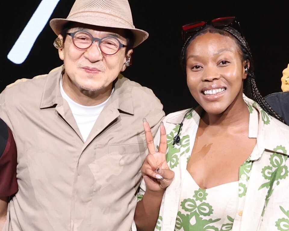 Moe pose pour une photo avec Jackie Chan.