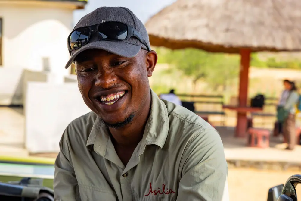 Un guide Asilia souriant, parc national de Ruaha, Tanzanie.