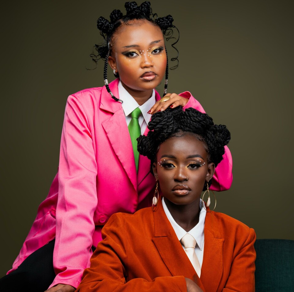 Gloria Munga (debout) et Maggie Atieno (assise) de We Are Nubia posent dans un studio.