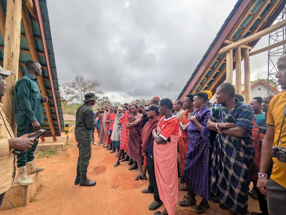 Membres de la communauté locale avant une visite d'un parc, dans le sud de la Tanzanie.