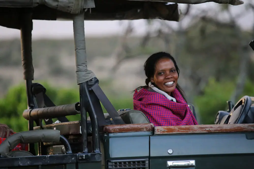 Evalyn, guide du camp Naboisho, dans l'un des véhicules 4x4 du camp en safari