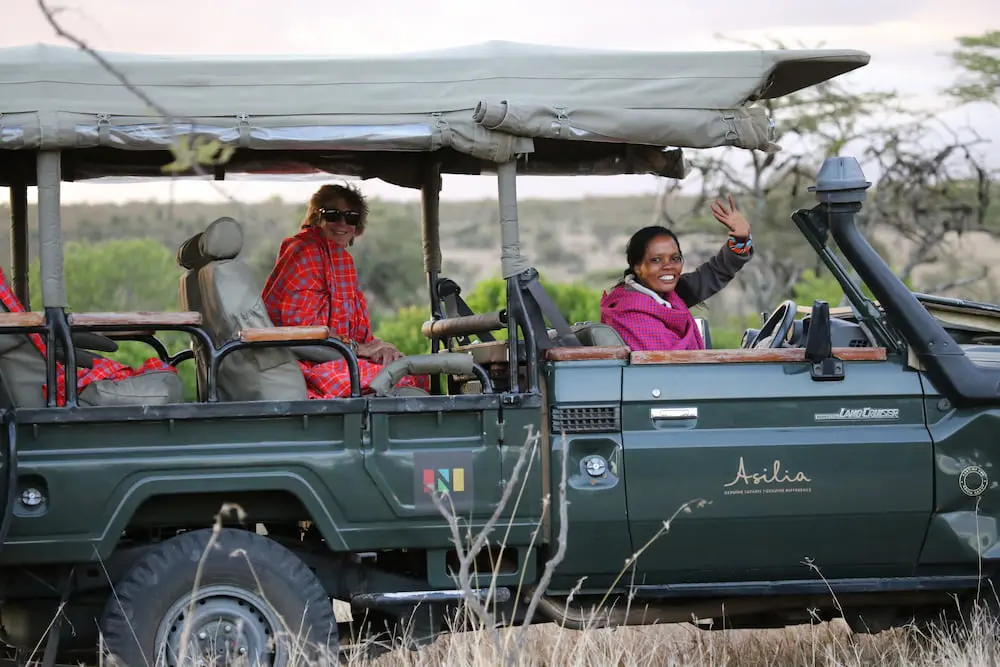 Evalyn, une guide du camp Naboisho, emmène les invités en safari | Asie Afrique