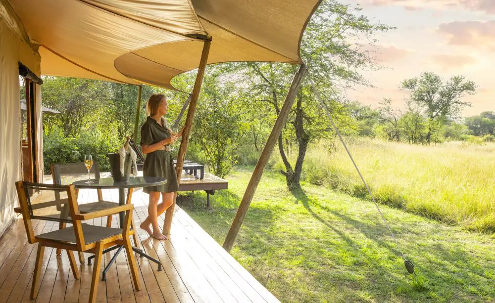 Invité au camp de Sayari, nord du Serengeti, Tanzanie.