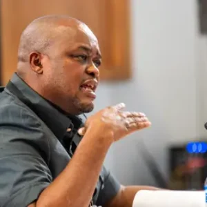 Brown Mogotsi aurait prévu de se déguiser en agent correctionnel et de s'évader