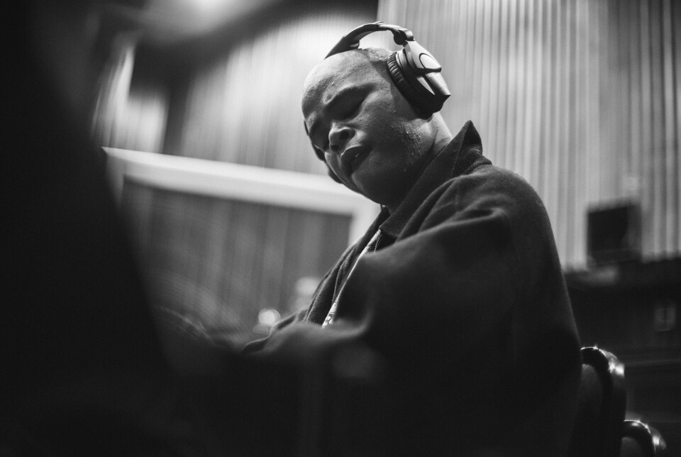 Une image de Yonela Mnana au piano lors de l'enregistrement de l'album At This Point In Time de Herbie Tsoaeli.
