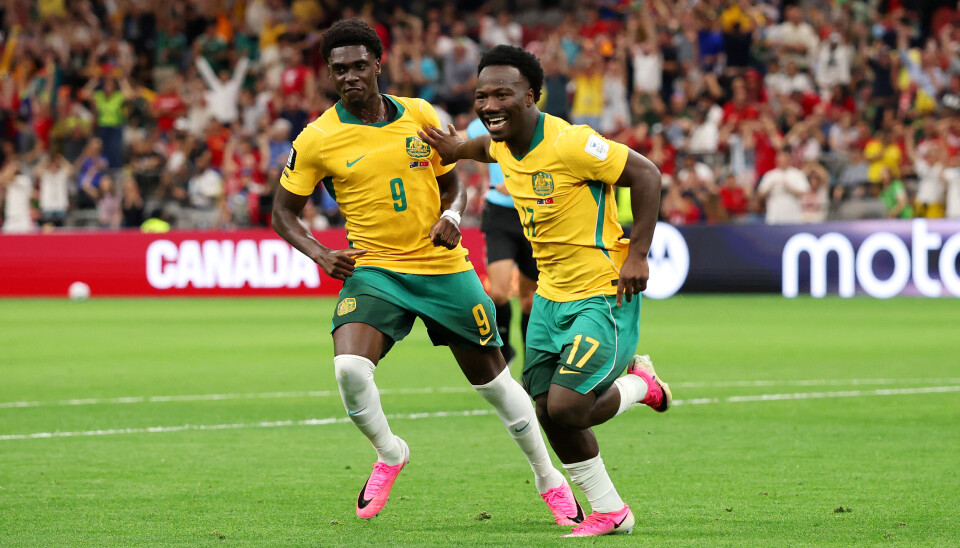 Deux joueurs australiens célèbrent un but sur le terrain lors d'un match de Coupe du monde.