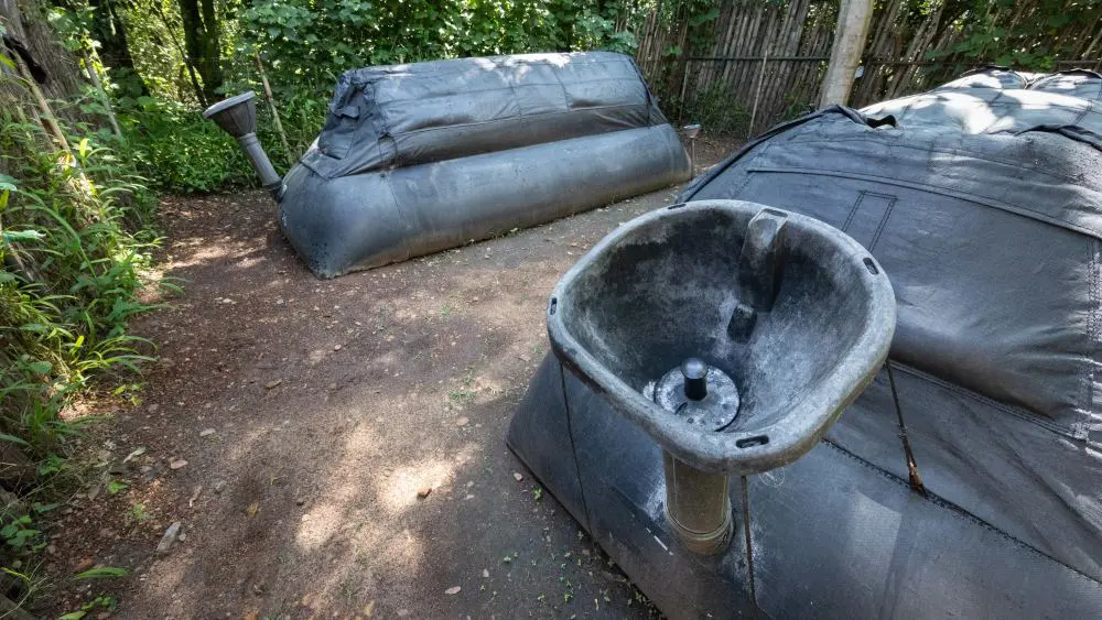 Digesteurs de biogaz, Emboo Camp, Maasai Mara, Kenya.