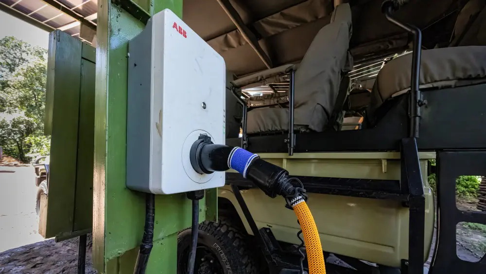 Un véhicule électrique en charge, Emboo Camp, Maasai Mara, Kenya.