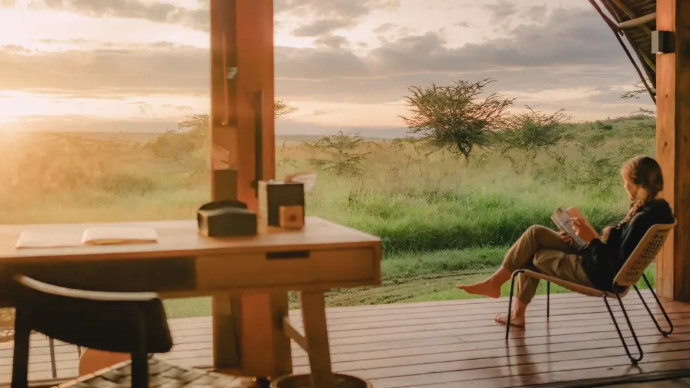 Détente sur la terrasse du camp Naboisho, Mara Naboisho Conservancy, Kenya.