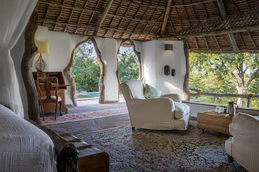 Vue depuis l'intérieur d'un Banda au toit de chaume à Beho Beho, donnant sur le bassin profond