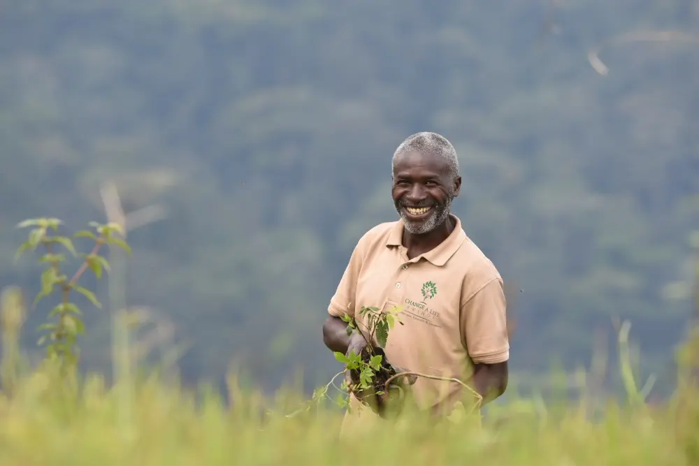 Un membre de la communauté Batwa locale qui participe au projet de reforestation.