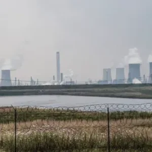 Sasol suspend ses réponses aux députés après que la NPA ait perquisitionné les opérations de Secunda avec des mandats de perquisition