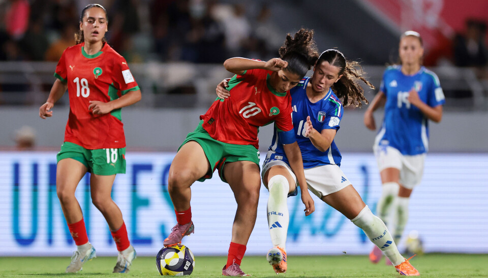Les joueuses marocaines et italiennes s'affrontent pour le ballon lors d'un match de la Coupe du Monde Féminine U-17 de la FIFA à Rabat.