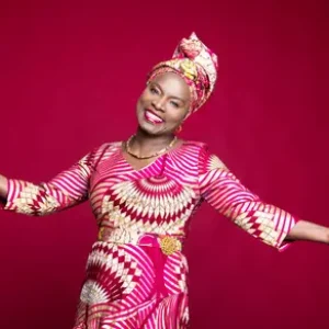 Angélique Kidjo reçoit l'étoile du Hollywood Walk of Fame