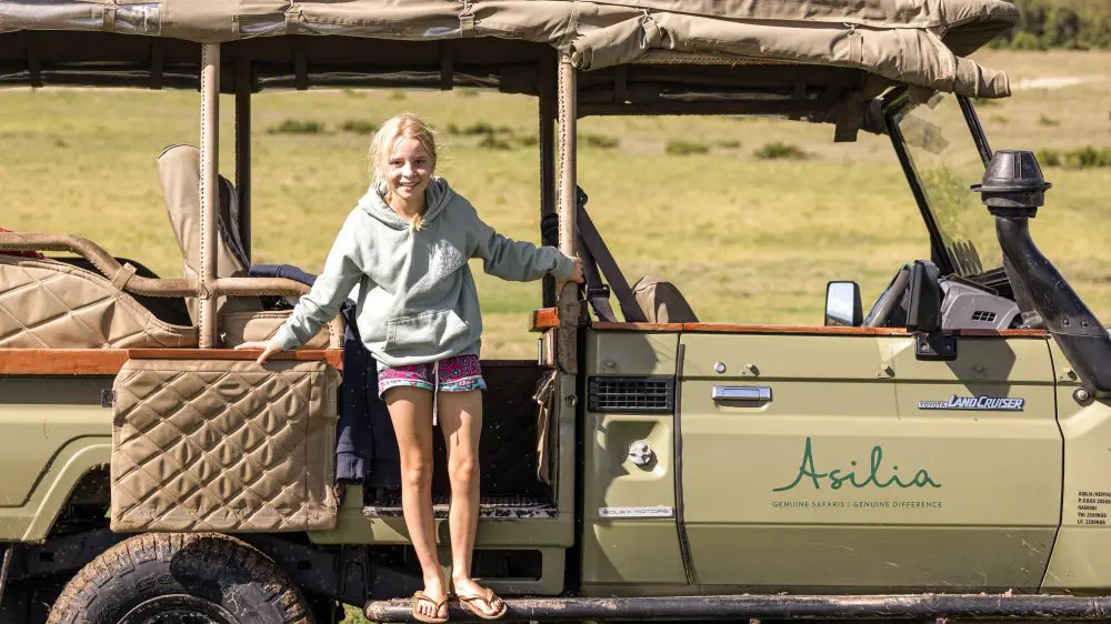 Une jeune fille en safari, au Kenya.